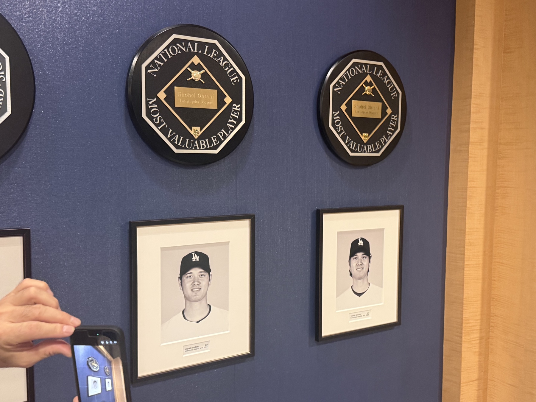 大谷翔平效力道奇後獲得的兩座國聯 MVP 獎牌與照片