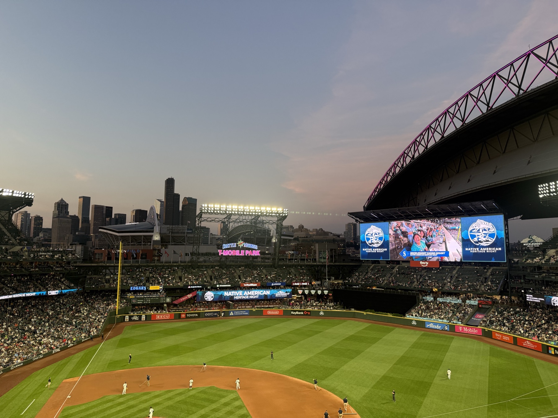 傍晚的 T-Mobile Park 球場與西雅圖市中心天際線