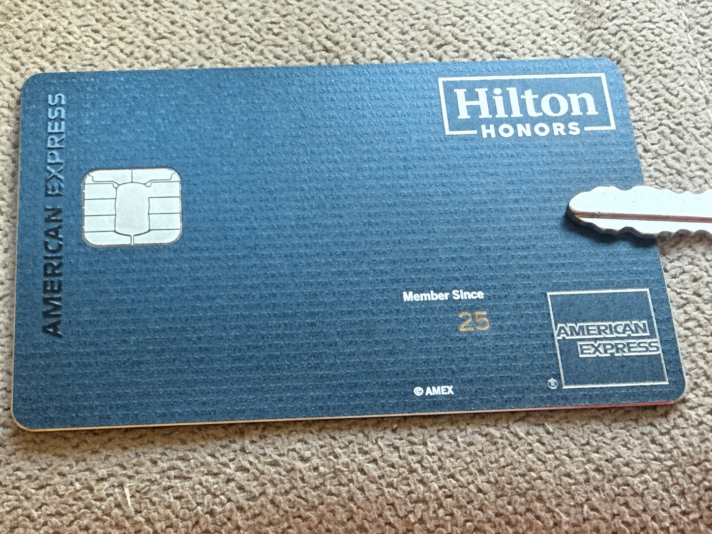 Hilton Aspire 金屬實體卡，持卡人姓名已遮蔽