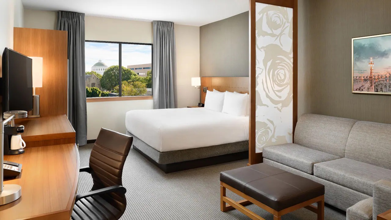 Hyatt Place Pasadena 的 King Bed Plus Sofa Bed 房型