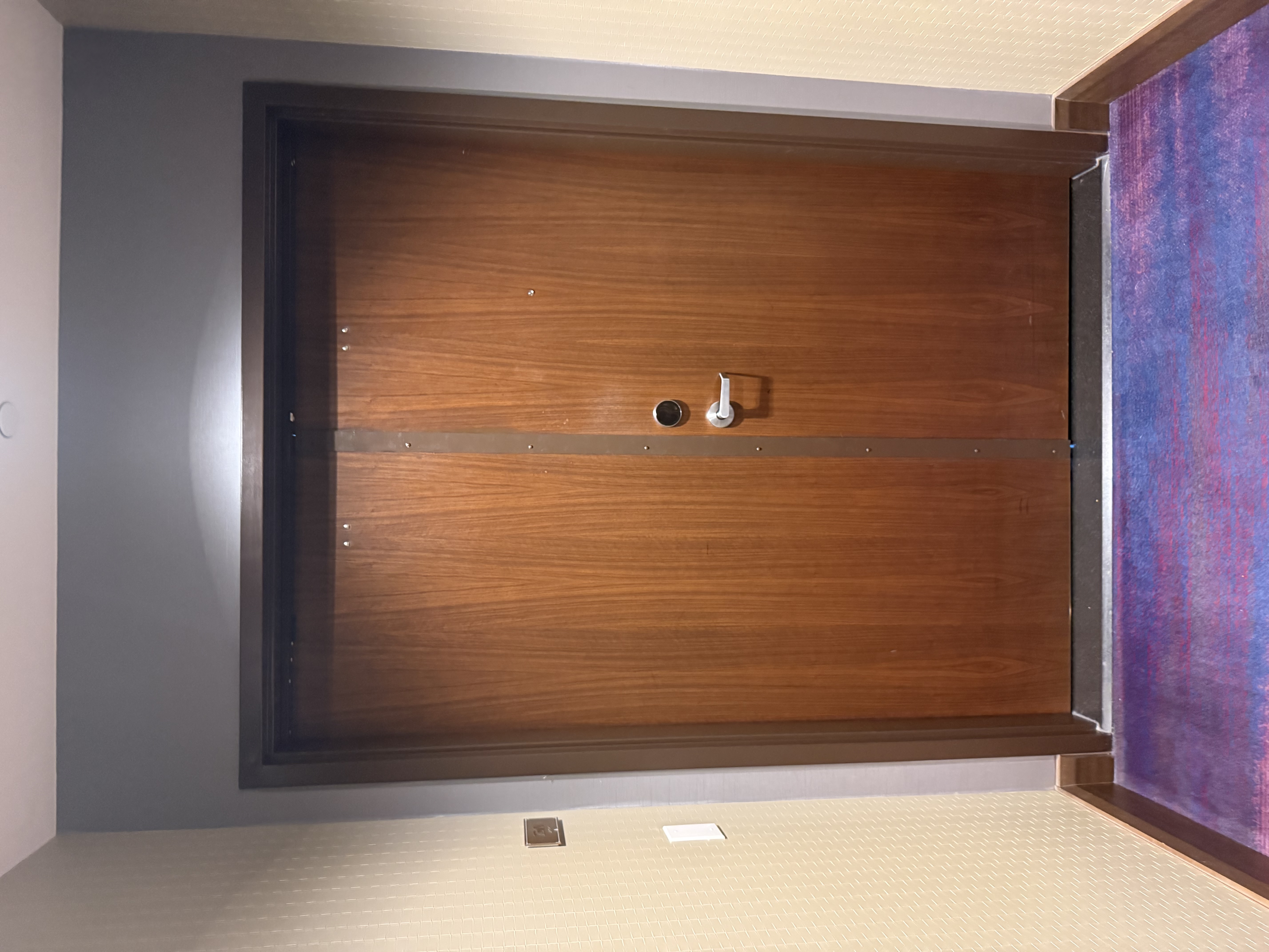 Embassy Suites Seattle 頂樓 2301 號房的雙開大門