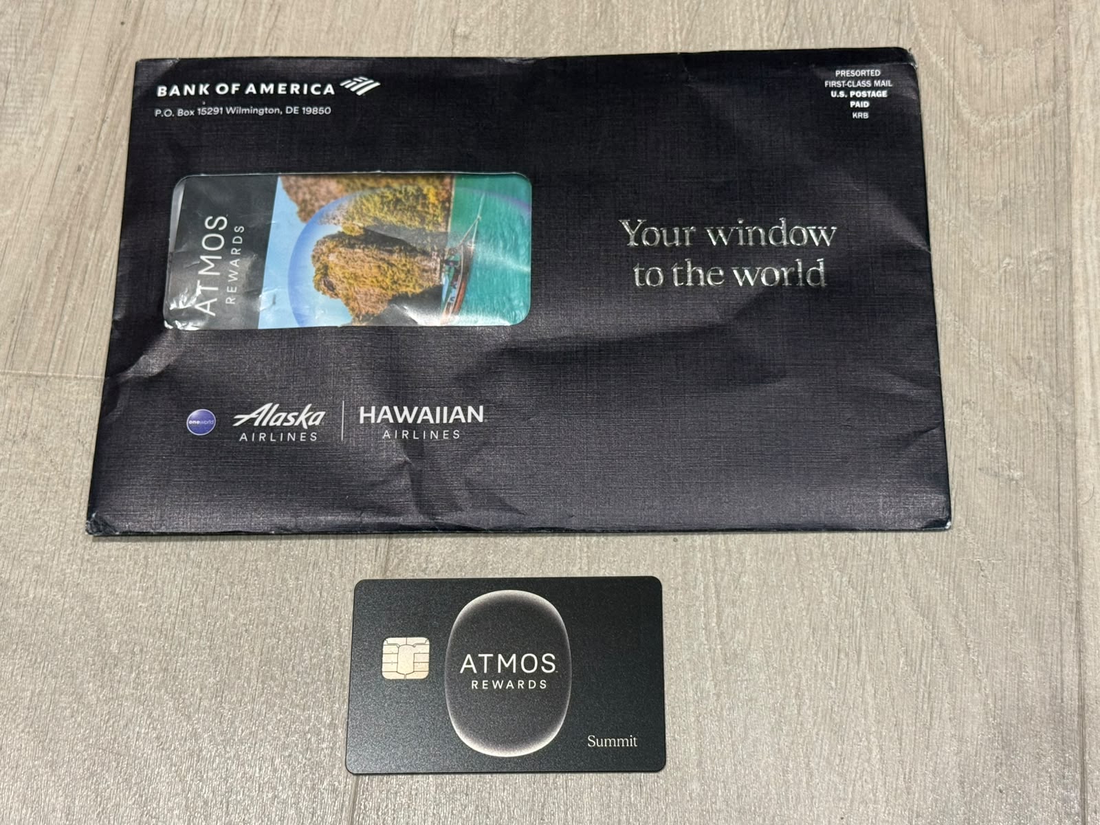 Bank of America Atmos Summit 的深藍色郵寄信封與卡片